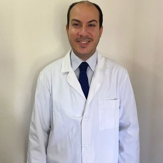 Dr. Roberto Efraín Maestre Bravo, oftalmólogo especialista en retina y vítreo